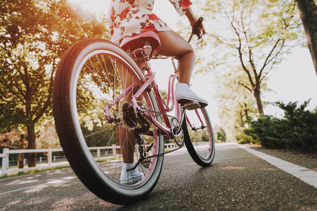 閉じる。 Mulattoガールズレッグオンザバイクペダル