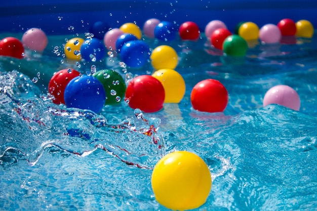 Foto close-up di palloncini multicolori in piscina