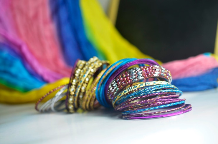 Photo close-up of multi colored bangles on table