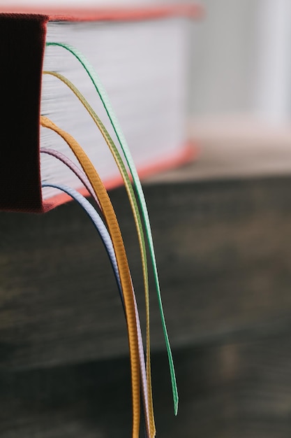 Foto close-up di segnalibri multicolori