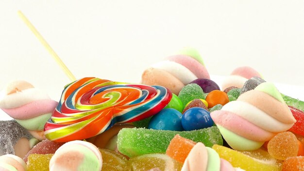 Foto close-up di caramelle multicolori su sfondo bianco