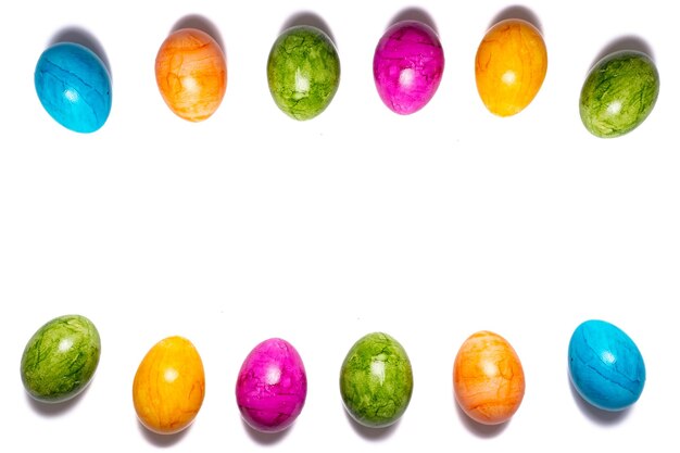 Foto close-up di caramelle multicolori su sfondo bianco