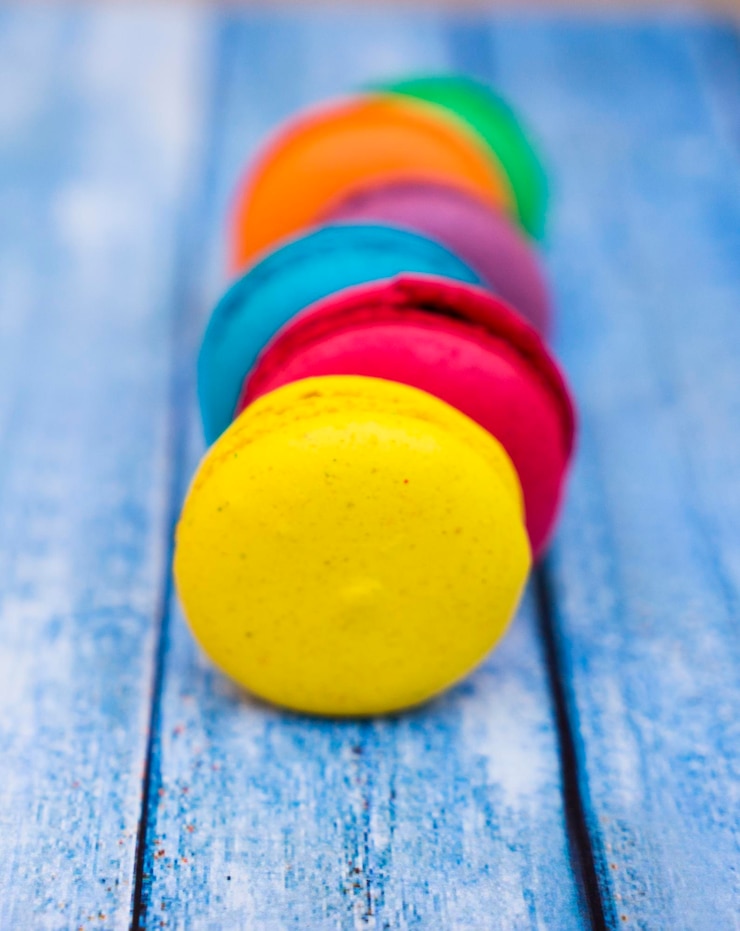 Photo close-up of multi colored candies on table