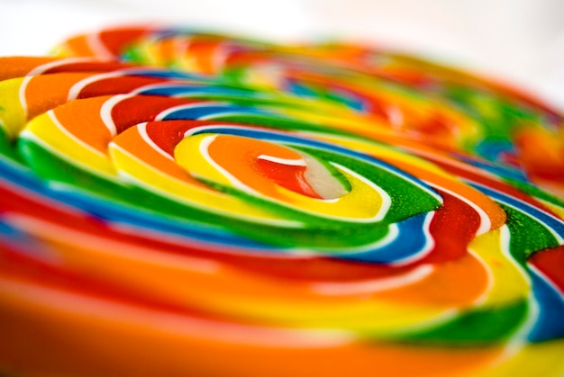 Foto close-up di caramelle multicolori sul tavolo