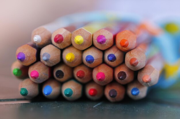 Foto close-up di caramelle multicolori sul tavolo