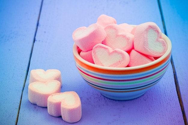 Foto close-up di caramelle multicolori sul tavolo