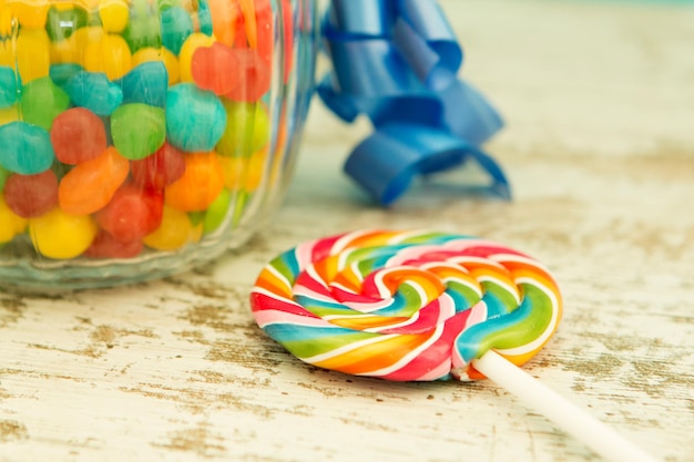Foto close-up di caramelle multicolori sul tavolo