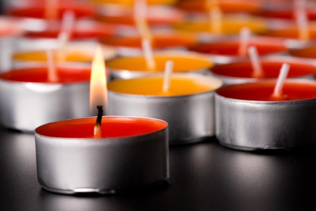 Foto close-up di candele multicolori sul tavolo