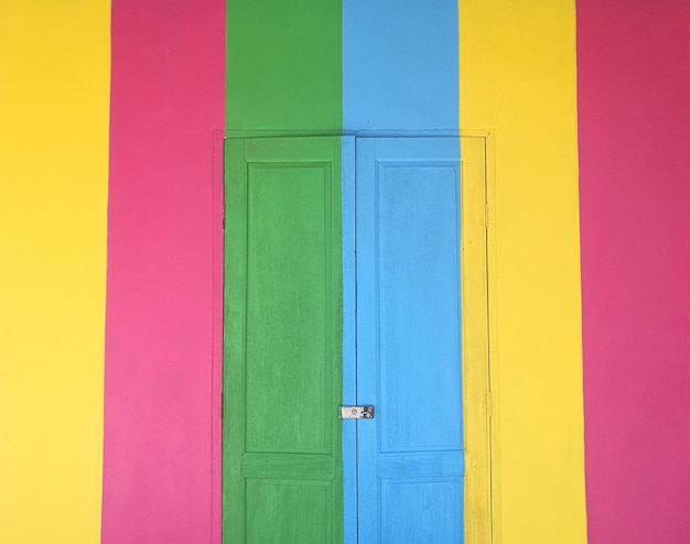 Foto close-up di una porta chiusa multicolore