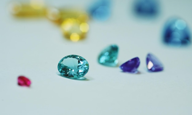 Photo close-up of multi colored diamonds on table
