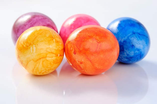 テーブル上の多色の卵のクローズアップ