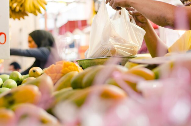 Foto close-up di frutta multicolore in vendita alla bancarella del mercato