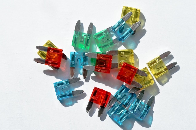 Foto close-up di apparecchiature di scatole di fusibili multicolori su sfondo bianco
