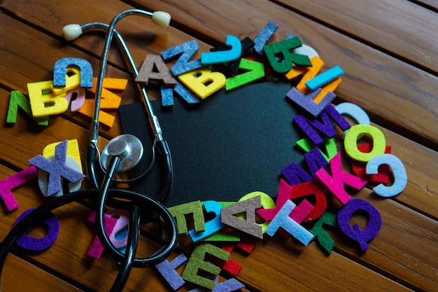 Foto close-up di lettere multicolori e stetoscopio sul tavolo