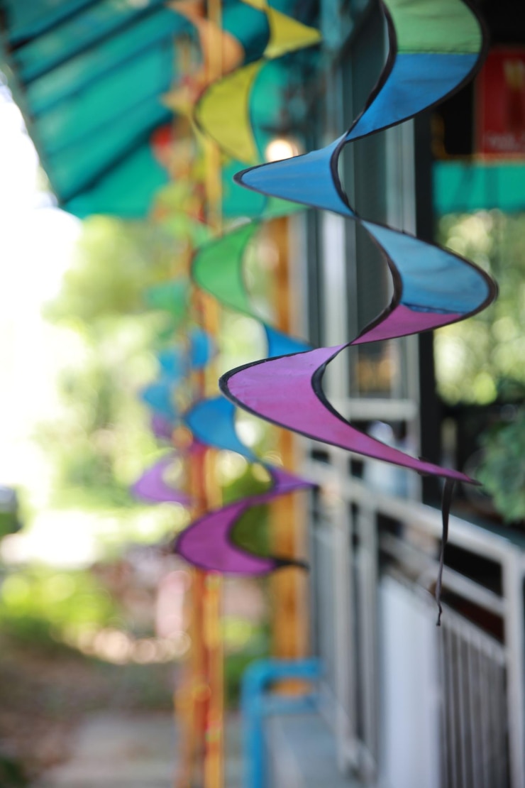 Photo close-up of multi colored lights hanging on metal