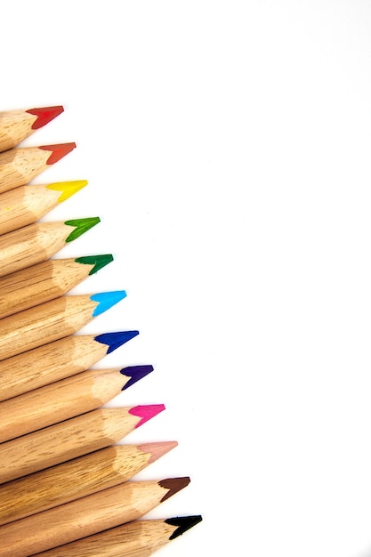 Foto close-up di matite multicolori su sfondo bianco