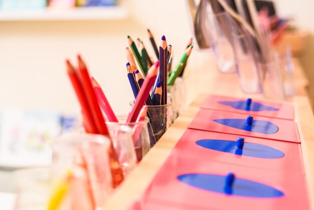 Photo close-up of multi colored pencils on table