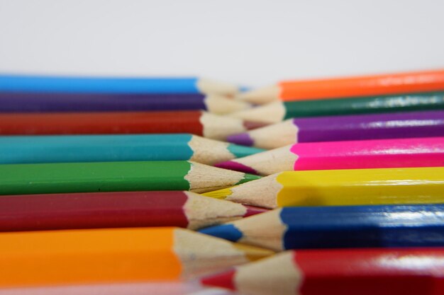 Photo close-up of multi colored pencils on table