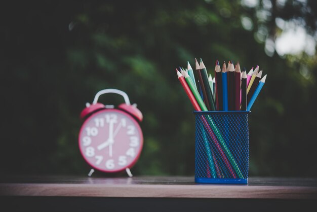 Photo close-up of multi colored pencils on table