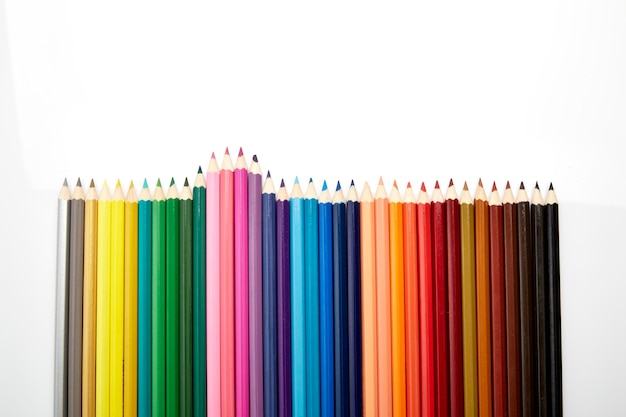 Foto close-up di matite multicolori su sfondo bianco