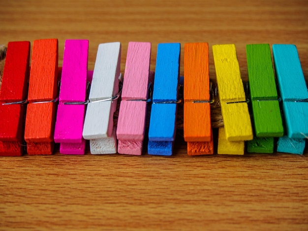 Photo close-up of multi colored pins on table