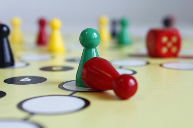 Foto close-up di figure da gioco multicolori sul tavolo da gioco da tavolo