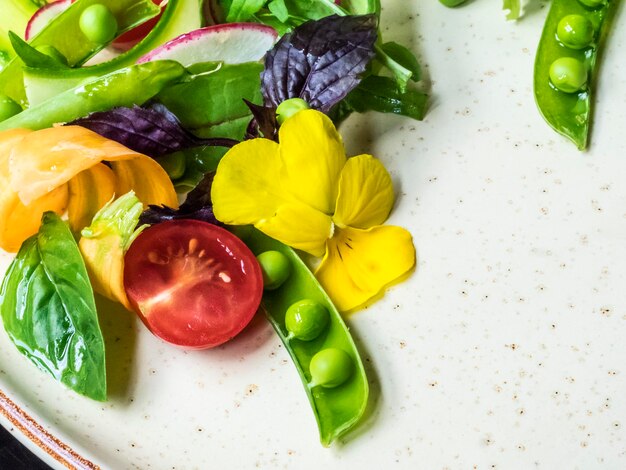 Foto close-up di un'insalata multicolore in piatto