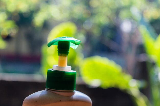 Foto close-up di una bottiglia di disinfettante multicolore