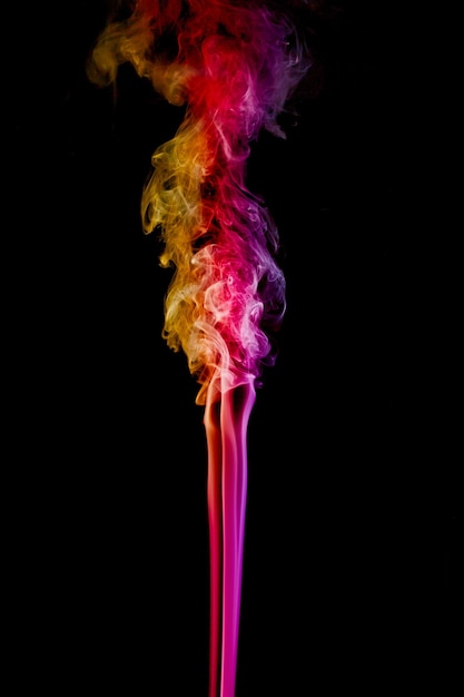 Foto close-up di fumo multicolore su sfondo nero