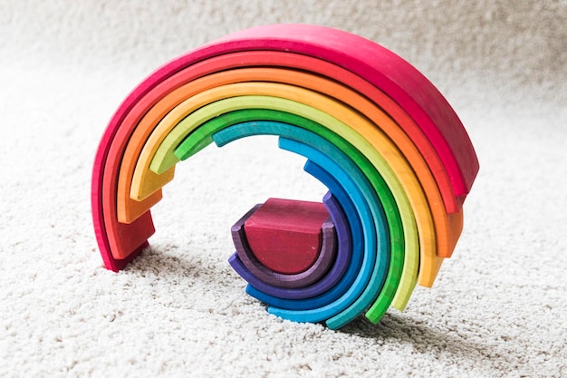 Foto close-up di un giocattolo multicolore sul tavolo