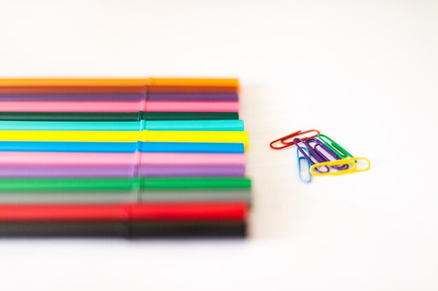 Foto close-up di giocattoli multicolori su sfondo bianco