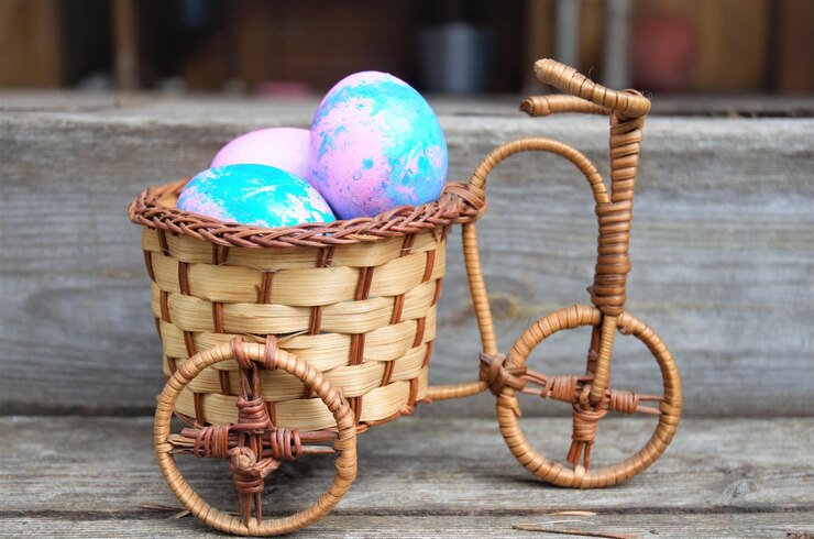 Photo close-up of multi colored wicker basket on table