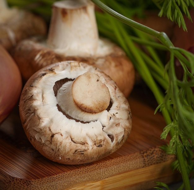 Photo close-up of mushrooms on cutting board