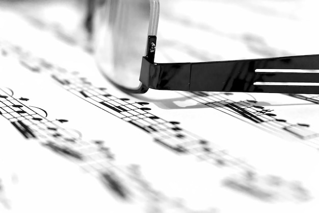 Photo close-up of musical notes and eyeglasses