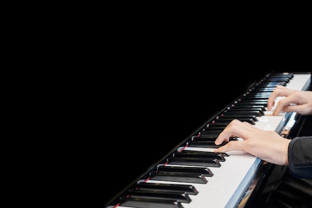 Primo piano della mano del musicista che suona il pianoforte