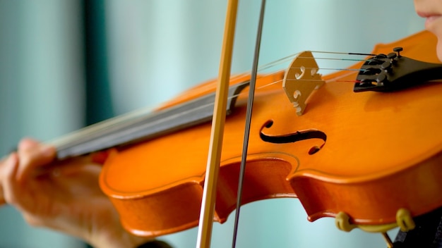 Foto primo piano di un musicista che suona il violino