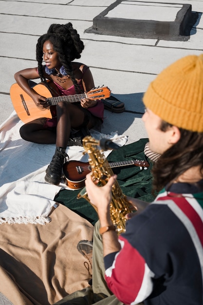 Photo close up musicians with musical instruments