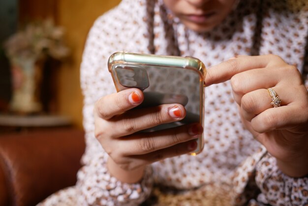 Foto primo piano della mano delle donne musulmane che tiene lo smartphone in porta