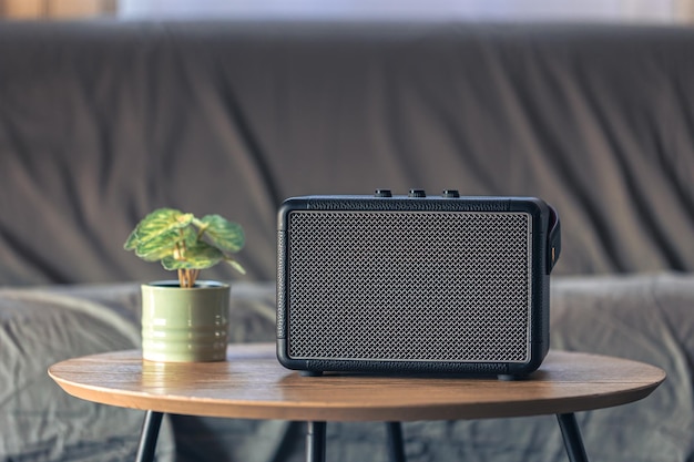 Close-up muziekluidspreker op een tafel in het interieur van een kamer