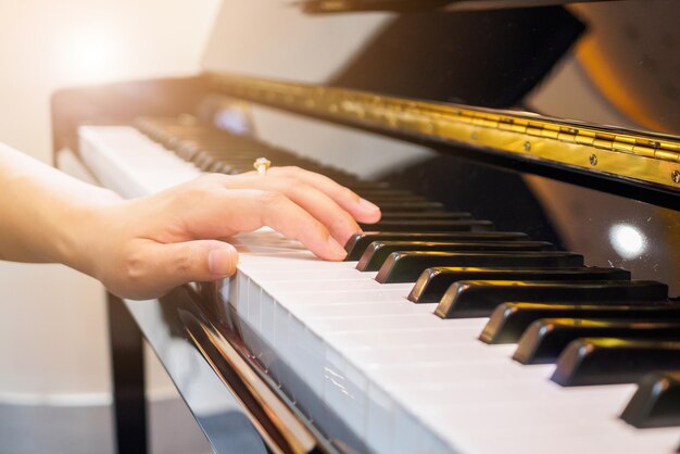 Close-up muzikant hand piano spelen