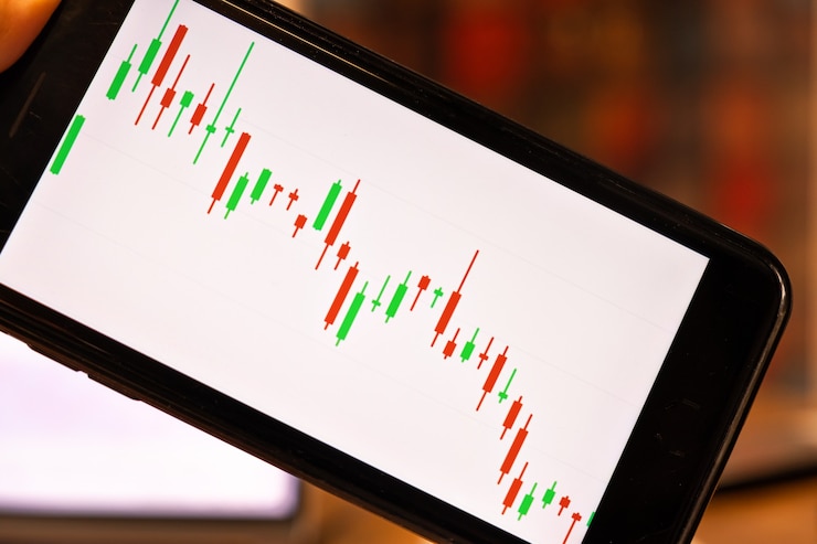 Foto close-up n hand met slimme telefoon met kaarsgrafiek voor handelsbeursinvesteringen crypto