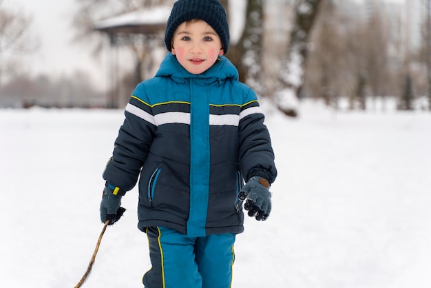 Photo close up n happy kid playing in the snow