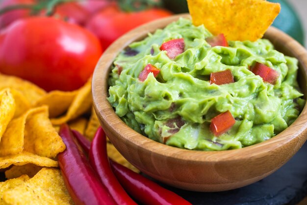 Foto close-up di patatine di nachos e guacamole in una ciotola sul tavolo