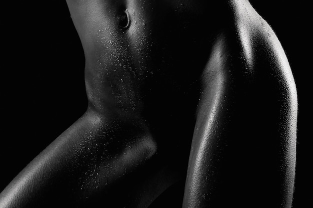 Foto close-up di una donna nuda su sfondo nero