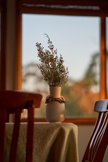 Photo close-up of native australian flowers sitting on rustic farmhouse table