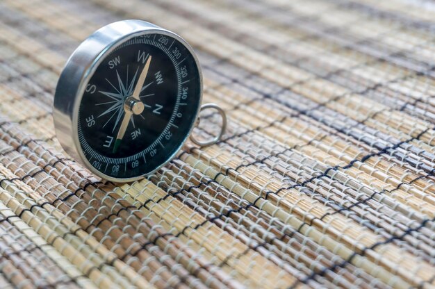 Photo close-up of navigational compass on mat