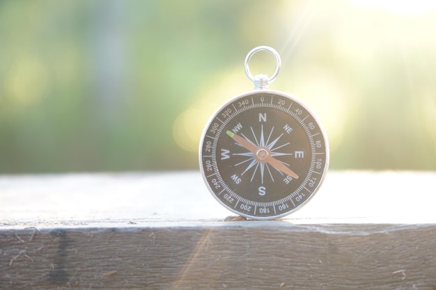 Photo close-up of navigational compass on table