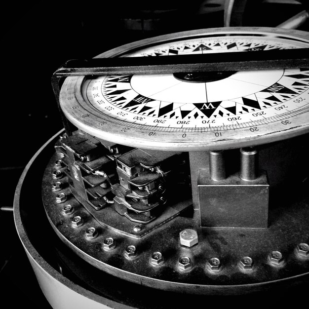 Photo close-up of navigational compass