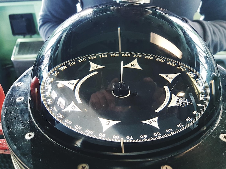 Photo close-up of navigational compass