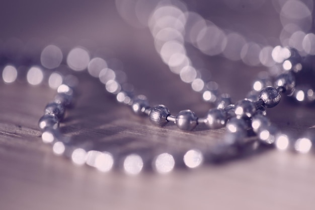 Photo close-up of necklace on table